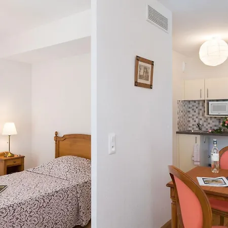 Medicis Les Petites Roches